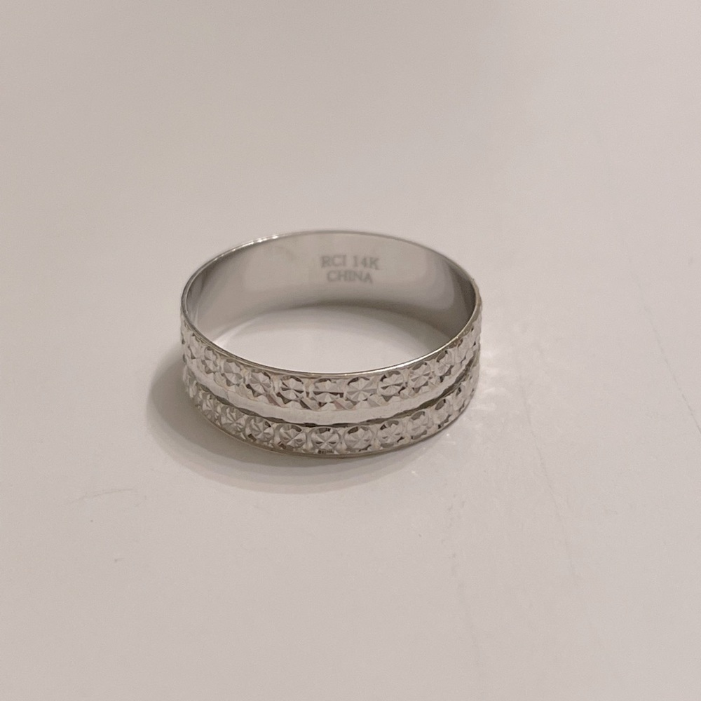 14k white gold Diamond cut band size 6